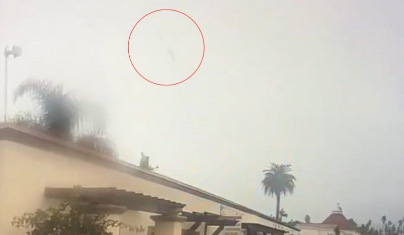 Imagem mostra queda de caça da Marinha dos EUA na Baía de São Diego, nos Estados Unidos