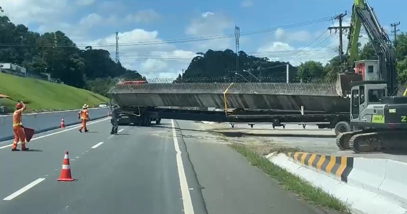 Viga de concreto gigante tomba de caminhão na BR-280