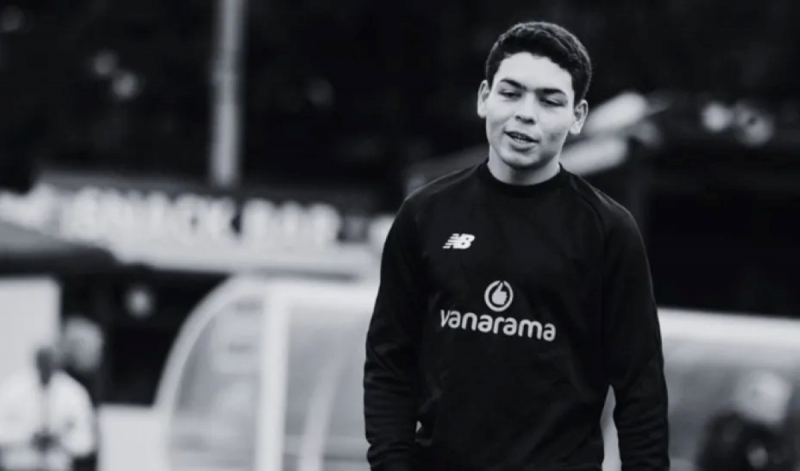 Na imagem, o jogador Vini de Souza em campo