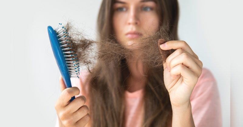 Mulher tirando tufo de cabelo