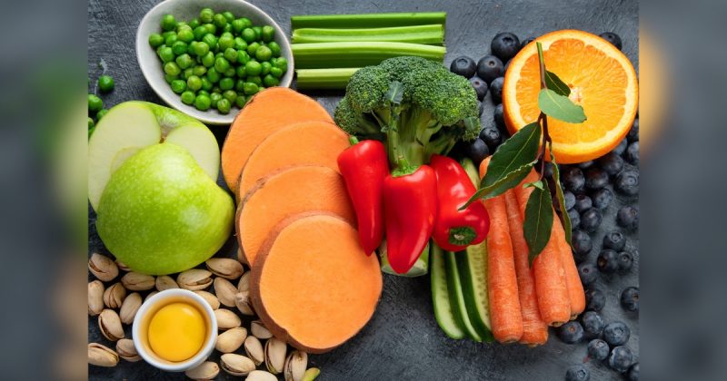 Mesa com frutas e legumes e a gema de um ovo