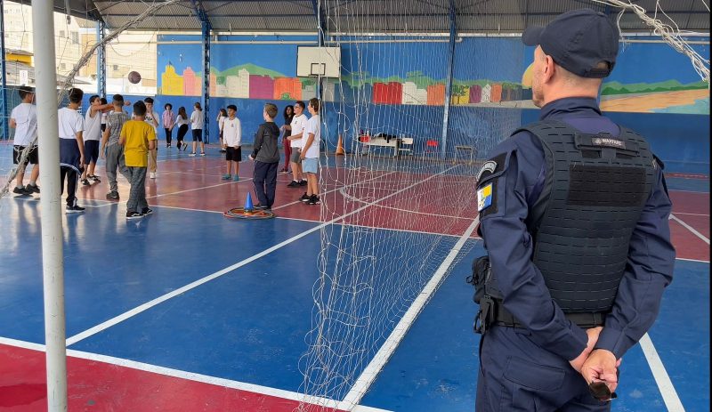 imagem mostra viatura em escola de Itapema no Volta às aulas