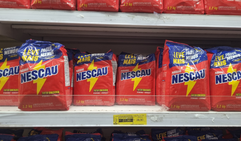 Prateleira com achocolatados da marca nescau