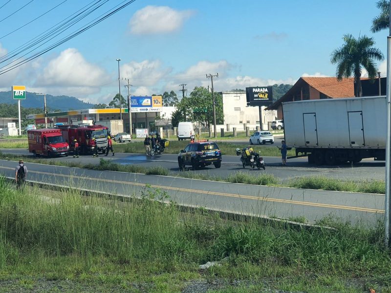 A imagem mostra a cena do acidente na BR-470 em Indaial 