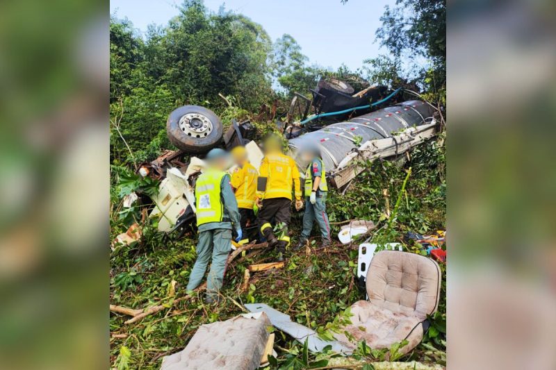 Motorista morreu no local do acidente em Guaraciaba; caminhão ficou completamente destruído