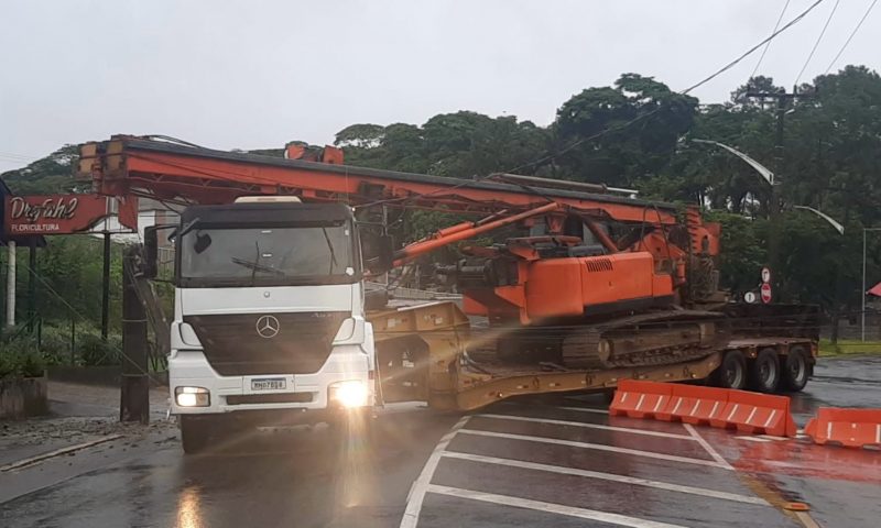 Caminhão faz conversão proibida, derruba poste e bloqueia trânsito em Joinville