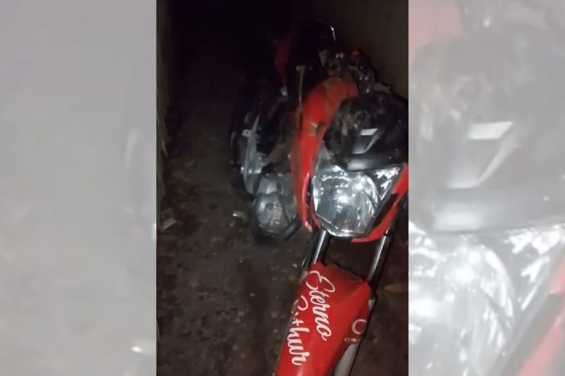 Após cair de moto, morador acionou os bombeiros. Na foto uma moto vermelha onde estava a vítima