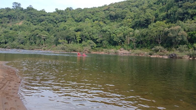 Corpo de adolescente desaparecido após cair de colchão inflável em rio em SC é encontrado