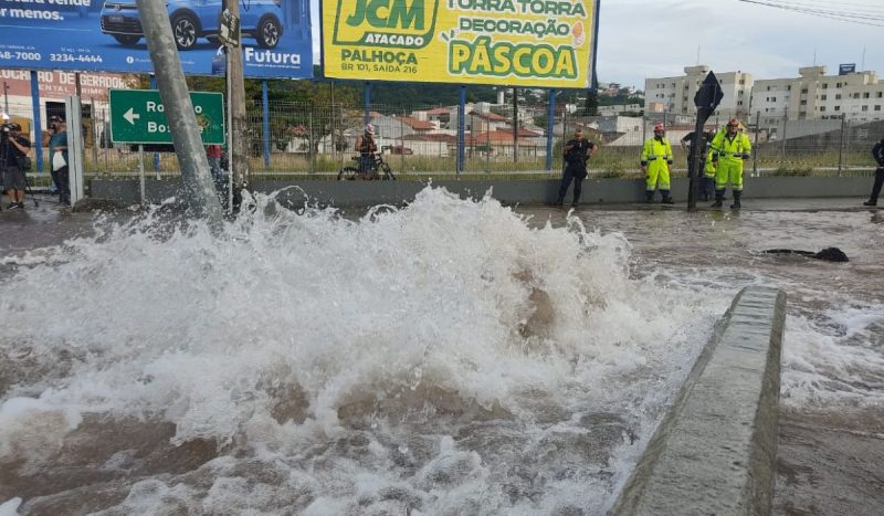 Motoristas e pedestres se arriscam a atravessar túnel alagado da BR-101 