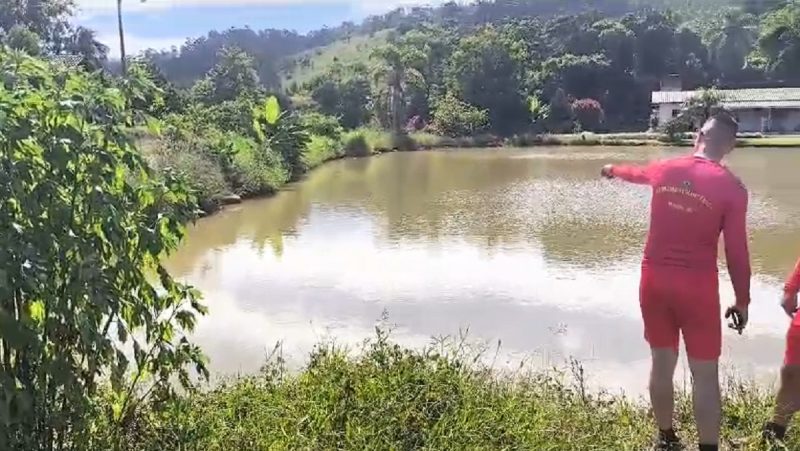 Bombeiros avaliando lago onde menino se afogou em Ibirama 