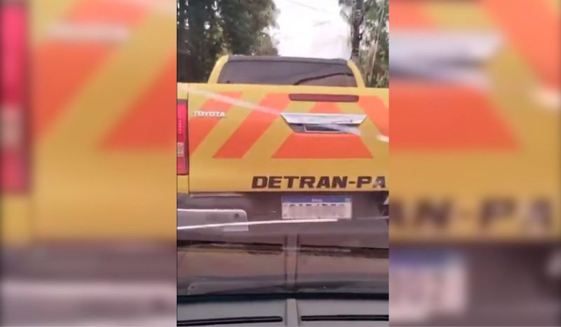 Agente do Detran é afastado após bater viatura de propósito em carro de mulher. Na imagem, a viatura dando ré em direção ao carro da mulher