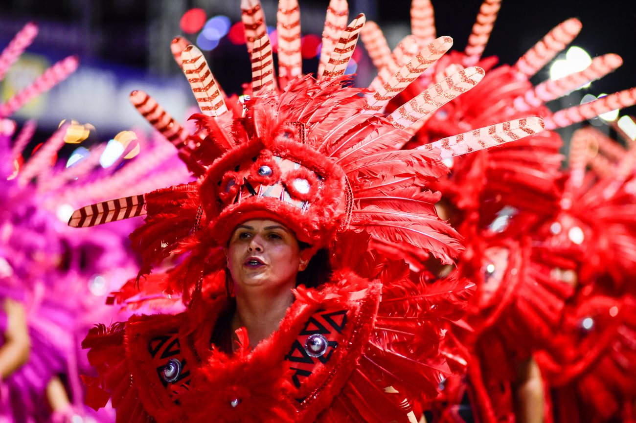 Integrante de ala da Império Vermelho e Branco no Carnaval 2025 - Antonio C Mafalda/ND