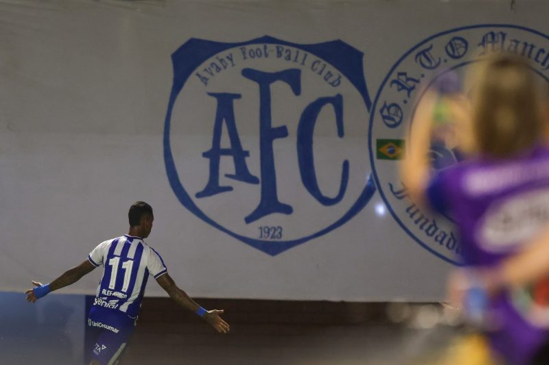 Jogador do Avaí celebrando seu gol