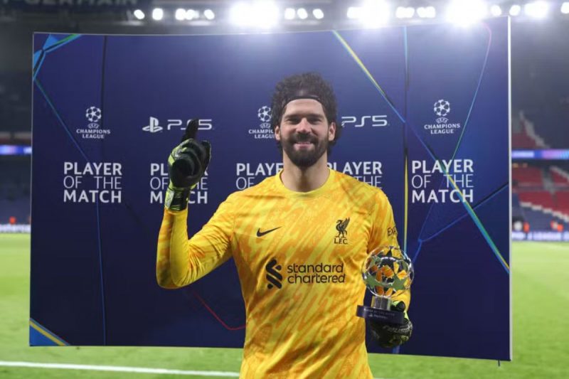 Alisson com o troféu de melhor jogador da partida 