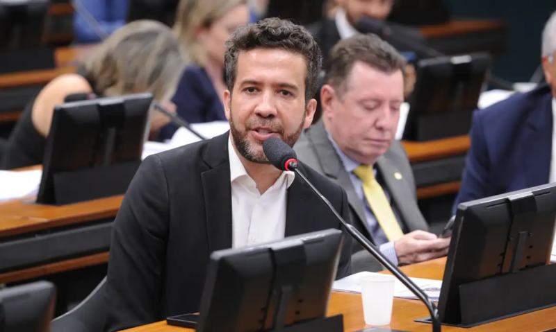 André Janones (Avante-MG) fechou acordo de não persecução penal para evitar ser alvo de processo judicial por conta de esquema de rachadinha - Foto: Renato Araújo/Câmara dos Deputados/Reprodução/ND