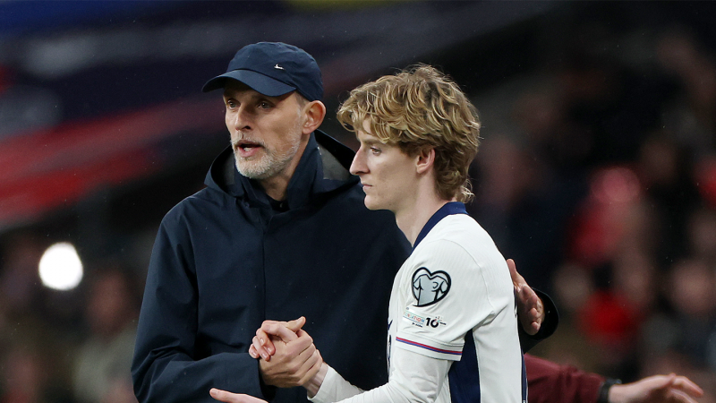 Técnico Tuchel cumprimentando Anthony Gordon