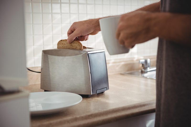 Torradeira sendo utilizada para o café da manhã