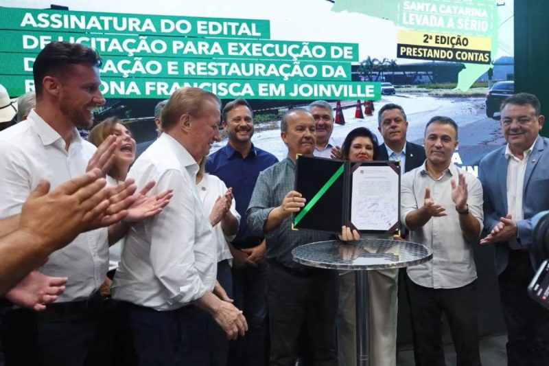 Jorginho Mello anunciando obras como as áreas de escape para serra dona francisca em Joinville