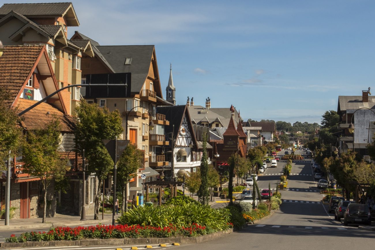 A Avenida Borges de Medeiros é a principal via de Gramado e aquela que concentra grande parte de construções inspiradas no estilo germânico - Cleiton Thiele