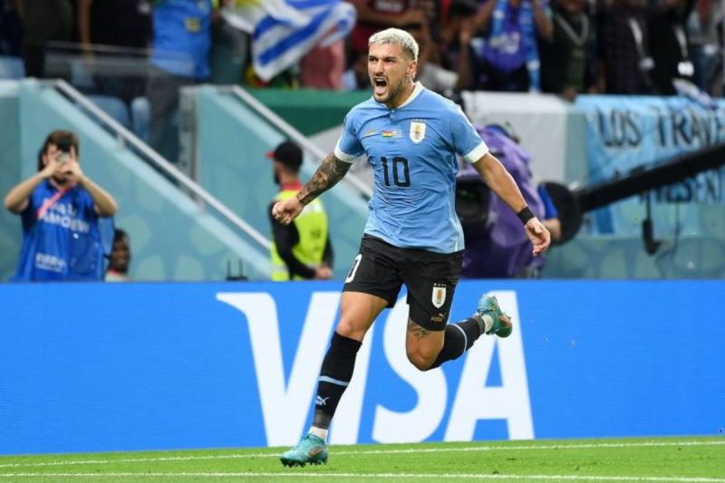 Flamenguista Arrascaeta comemorando gol com a camisa da seleção do Uruguai 