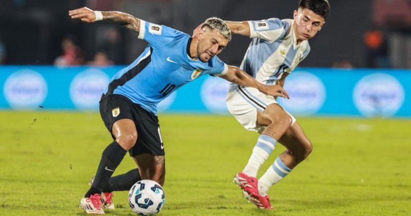 Arrascaeta em partida contra a Argentina