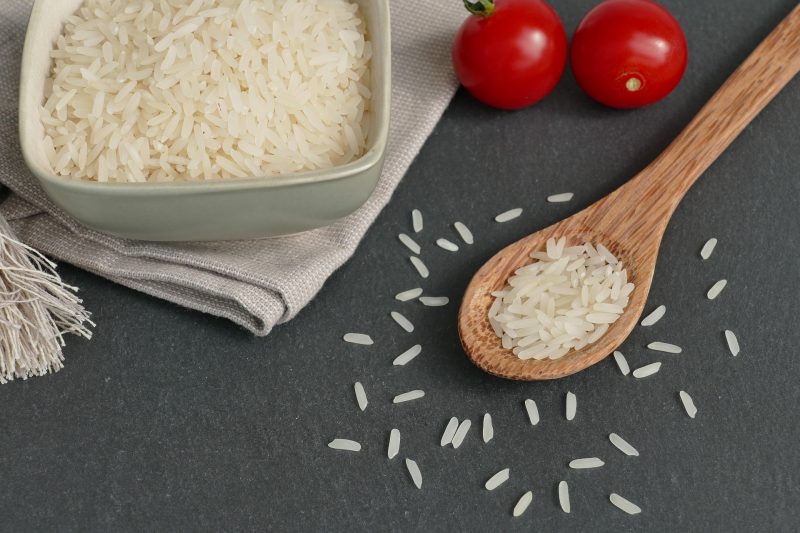 na foto aparece o arroz branco pronto para ser cozido e preparado 