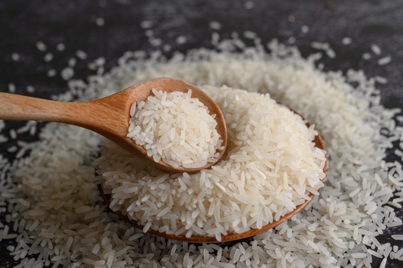 na foto aparece o arroz branco, que cozido ajuda a perder peso