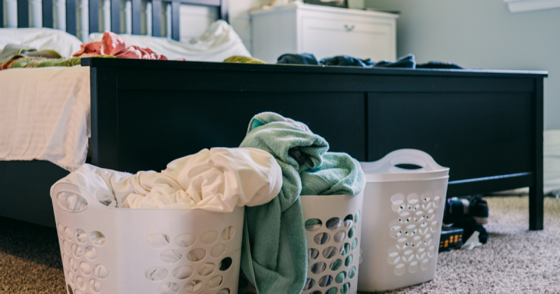 Imagem de uma cama com caixas para arrumação, essa caixa possui roupas dentro, demonstrando que o primeiro passo para ter um quarto minimalista é eliminar sua bagunça 