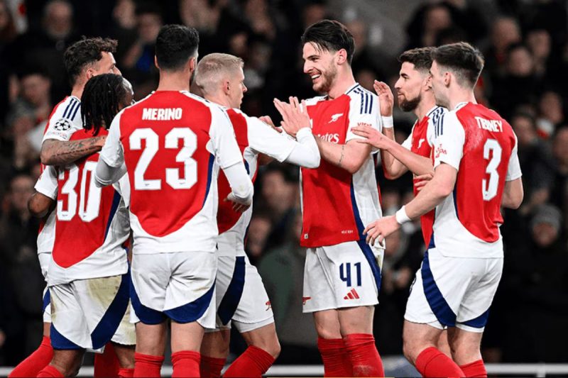 Jogadores do Arsenal comemorando classificação para as quartas da Champions