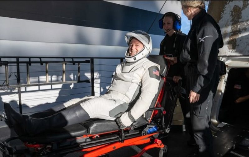 na foto aparece um dos astronautas da nasa Barry Wilmore que voltou à Terra após meses no espaço