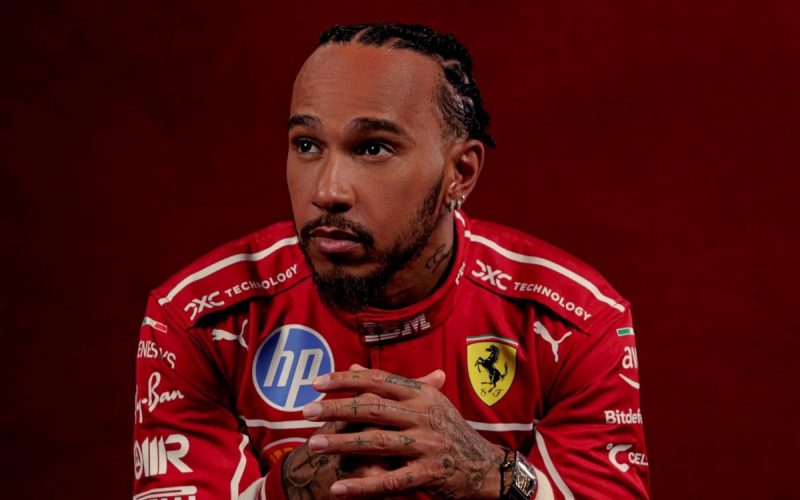 Lewis Hamilton com uniforme da Ferrari