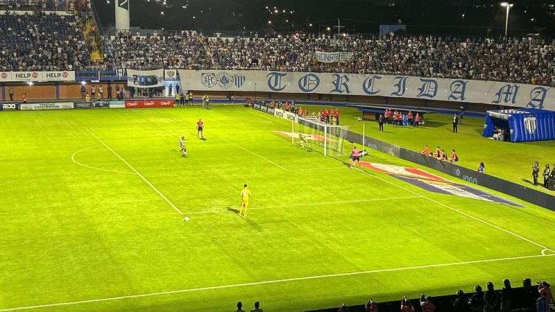 Avaí vence o Figueirense nos pênaltis e vai à semifinal