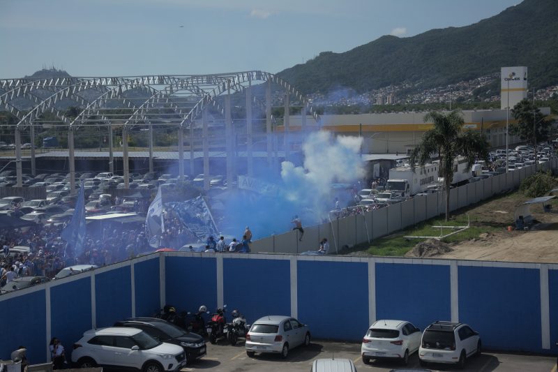 Chegada do ônibus com os jogadores do Avaí na Ressacada