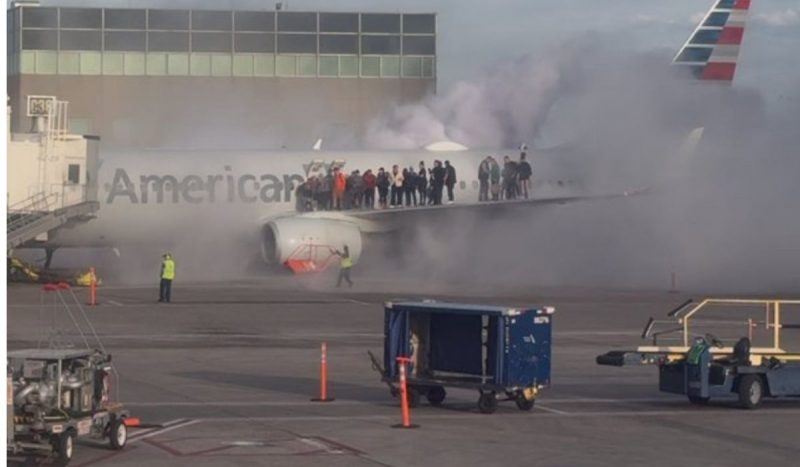 Passageiros sendo retirados de avião da American Airlines que pegou fogo