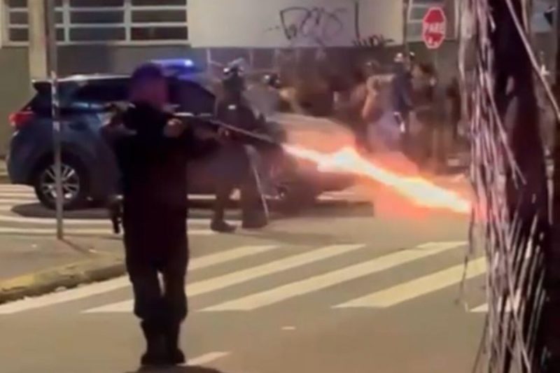 Guarda municipal dispara bala de borracha para dispersar público do Carnaval de Florianópolis