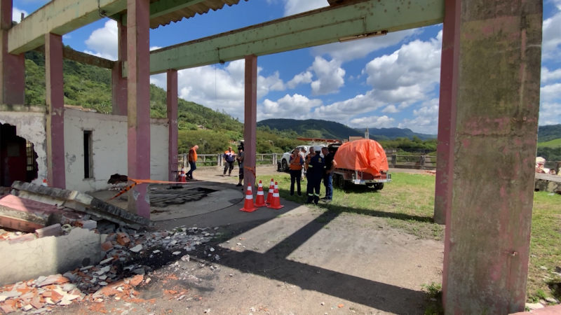 Técnicos durante vistoria em barragem de José Boiteux 