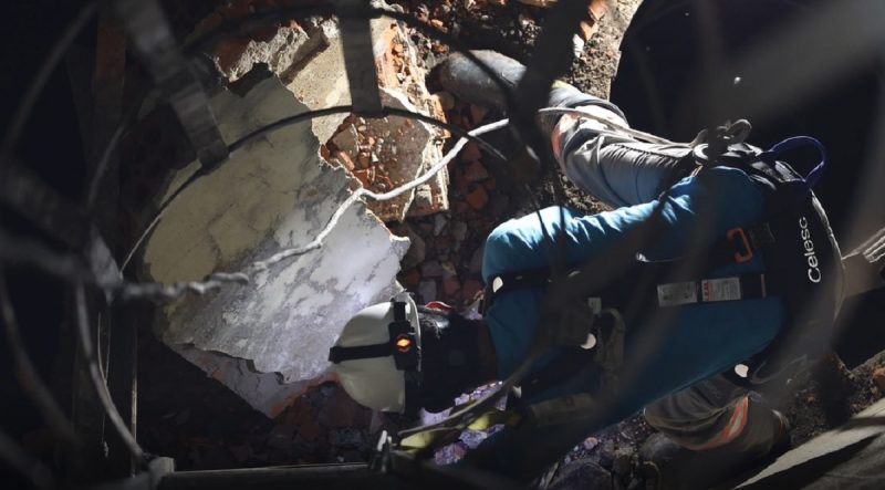 Técnico durante vistoria em poço da barragem de José Boiteux 