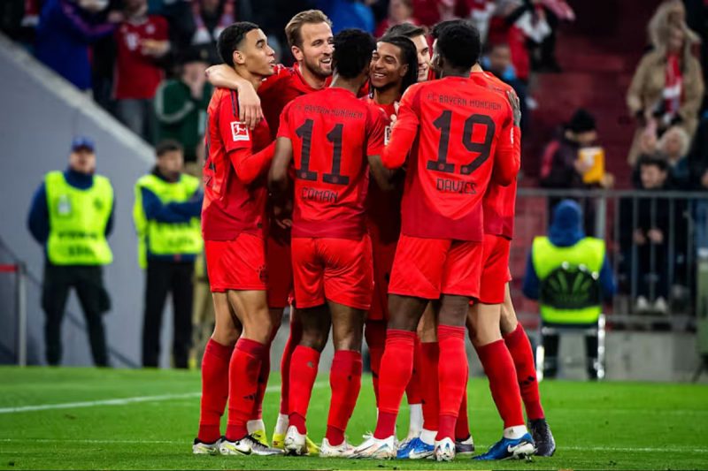 Jogadores do Bayern de Munique comemorando gol