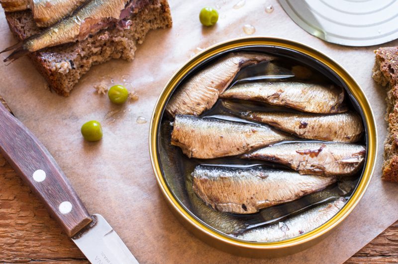 Sardinhas frescas em preparo