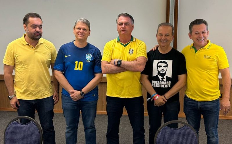 Jair Bolsonaro compartilhou foto ao lado de quatro governadores antes de ir para manifestação