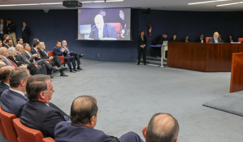 Bolsonaro sentado na primeira fileira com Alexandre de Moraes ao fundo