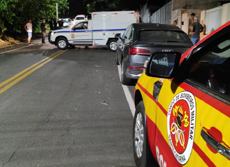 Viaturas na frente do apartamento onde mulher foi encontrada morta em Gaspar 