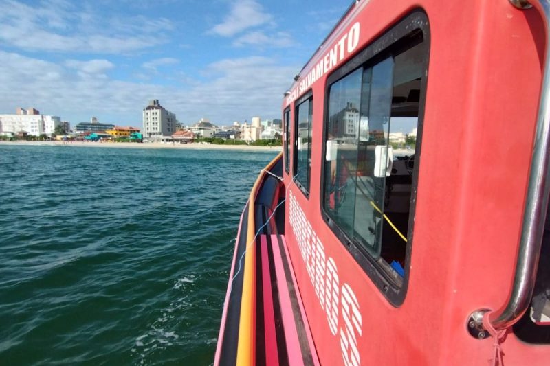 Embarcação usada para procurar adolescente na praia dos Ingleses