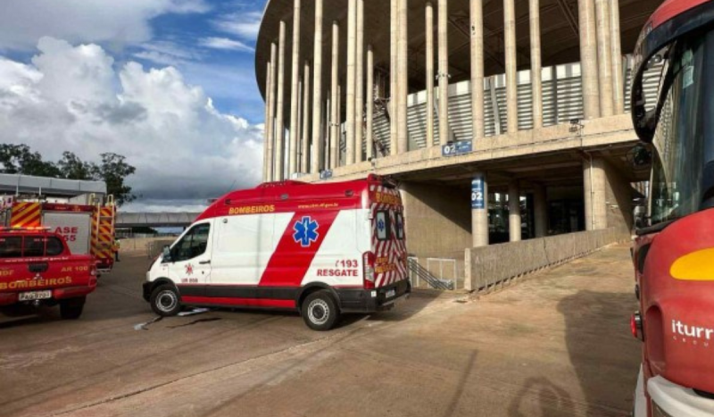 Bombeiros no lado de fora de estádio onde atenderam técnico de som