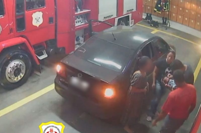 O rec&eacute;m-nascido de 14 dias chegou ao Corpo de Bombeiros engasgado, mas foi salvo pelas manobras dos socorritas. – Foto: Corpo de Bombeiros Volunt&aacute;rios de Ca&ccedil;ador/ND