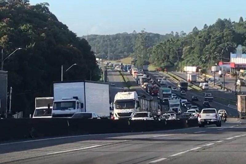 Motoristas precisam ter paciência ao passar pela BR-101 em Joinville