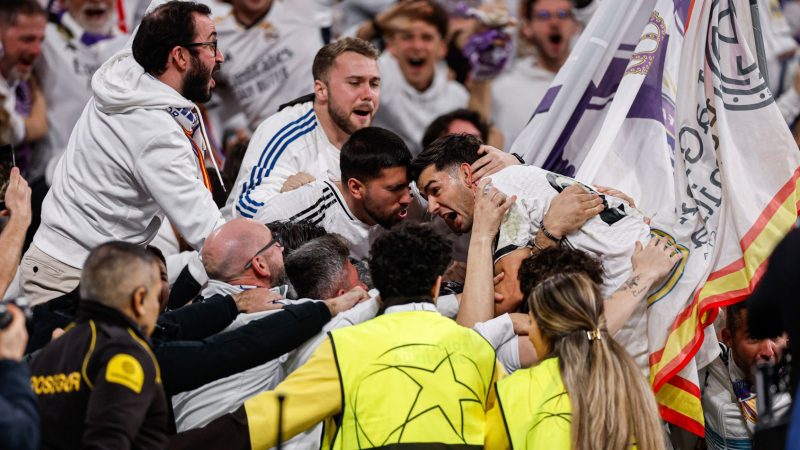 Brahim Díaz comemorando o gol da vitória do Real Madrid com a torcida