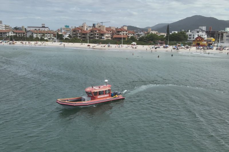 Embarcação do corpo de bombeiros durante buscas a adolescente desaparecido