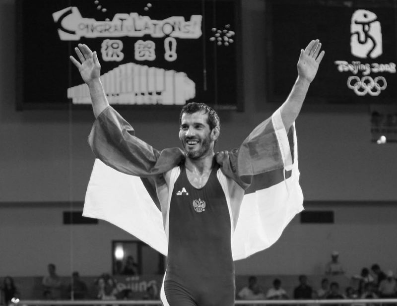 Saitiev com a bandeira da Russia