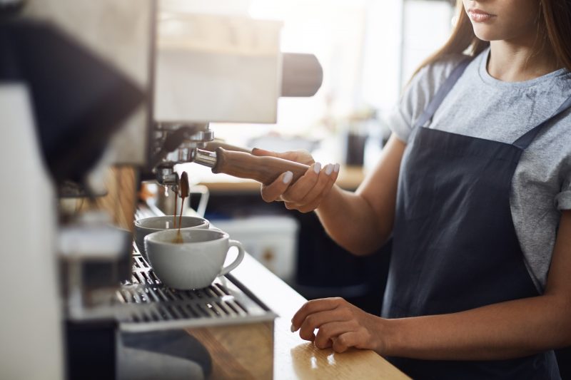 Funcionária de supermercado é demitida por beber café durante expediente de trabalho